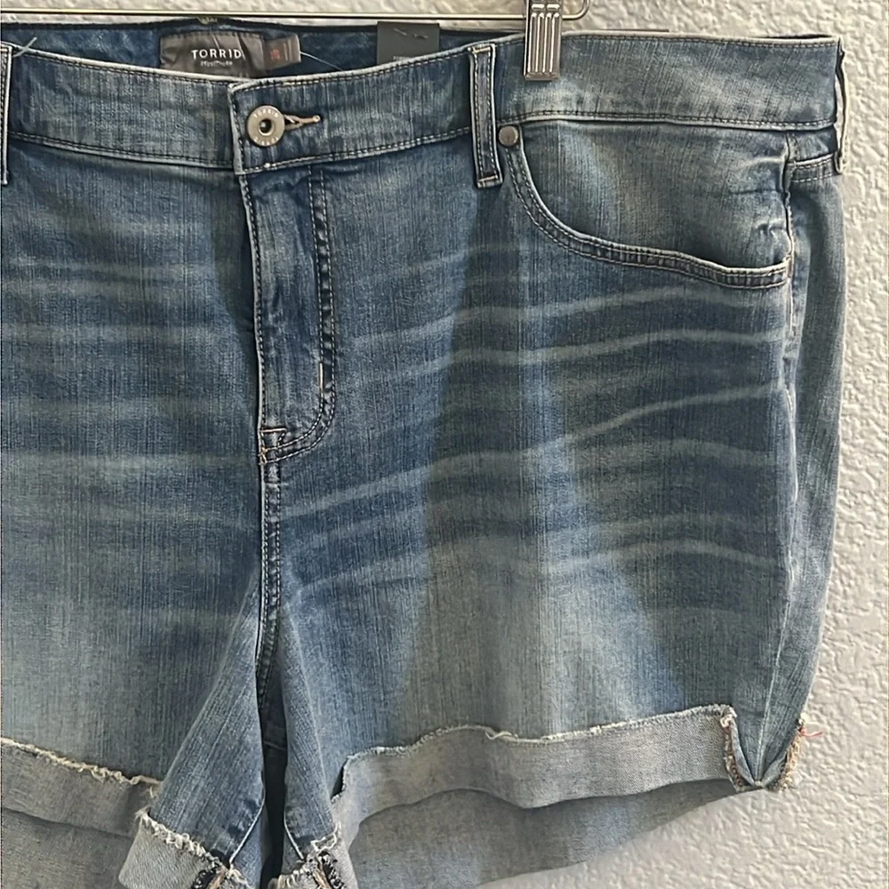 Torrid 5 INCH VINTAGE STRETCH MID-RISE SHORT SIZE 26